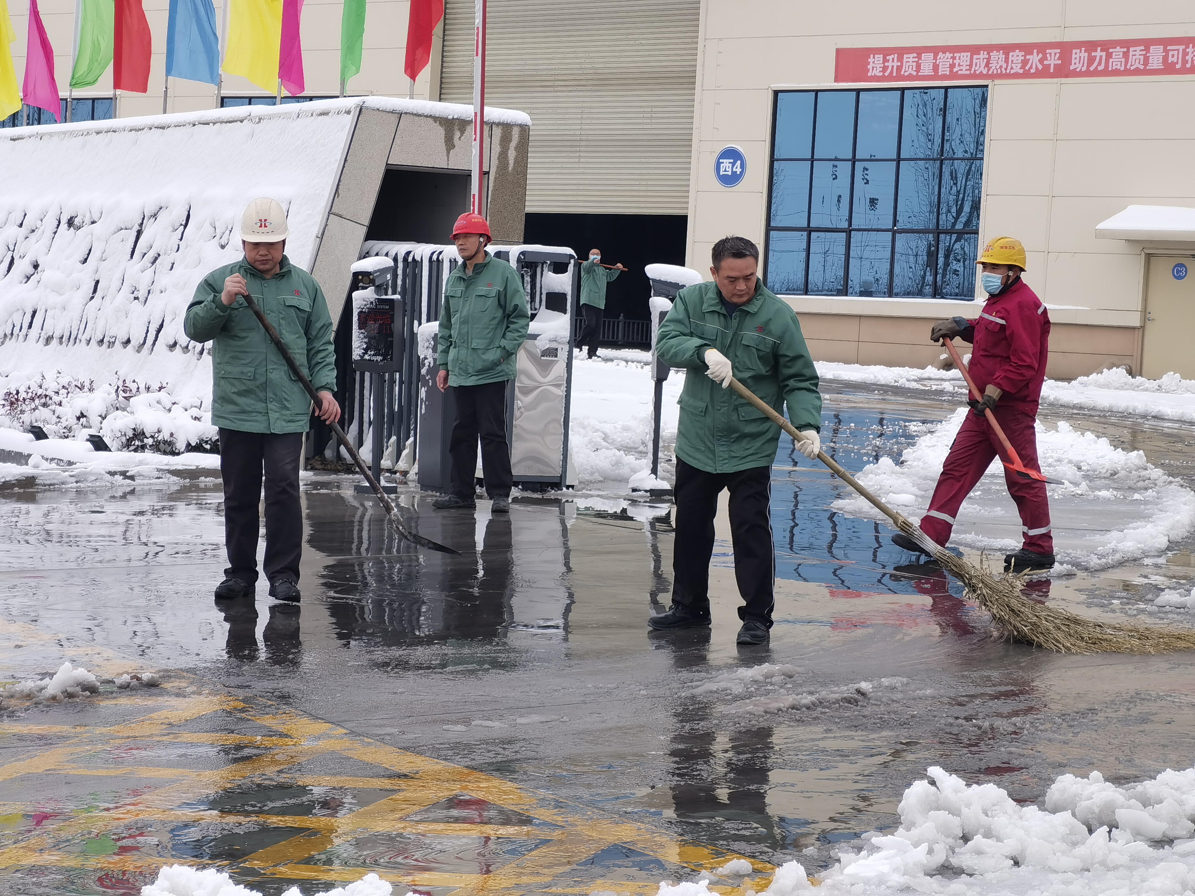 風雪彌漫處，掃雪齊上陣|智能裝備公司積極開展掃雪除冰行動